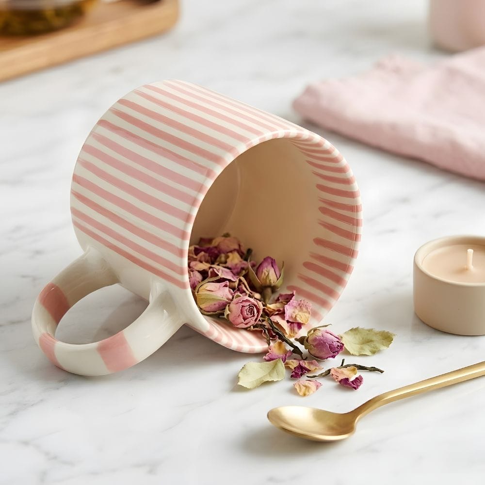 Kubek w różowe paski 380 ml z porcelany z dekoracyjnym uchem